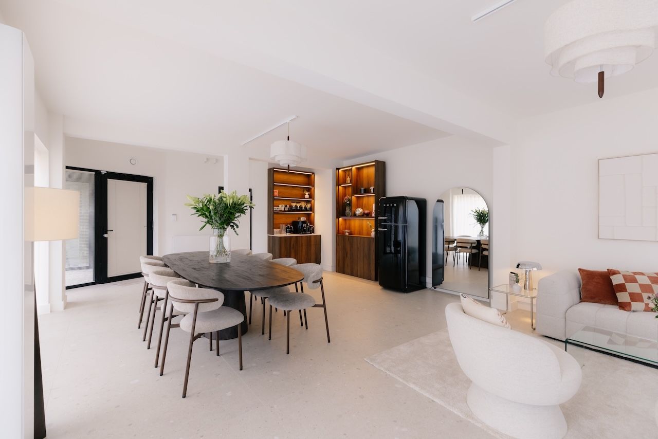 Daglichtstudio met vergadertafel, coffeebar, spiegel en loungehoek