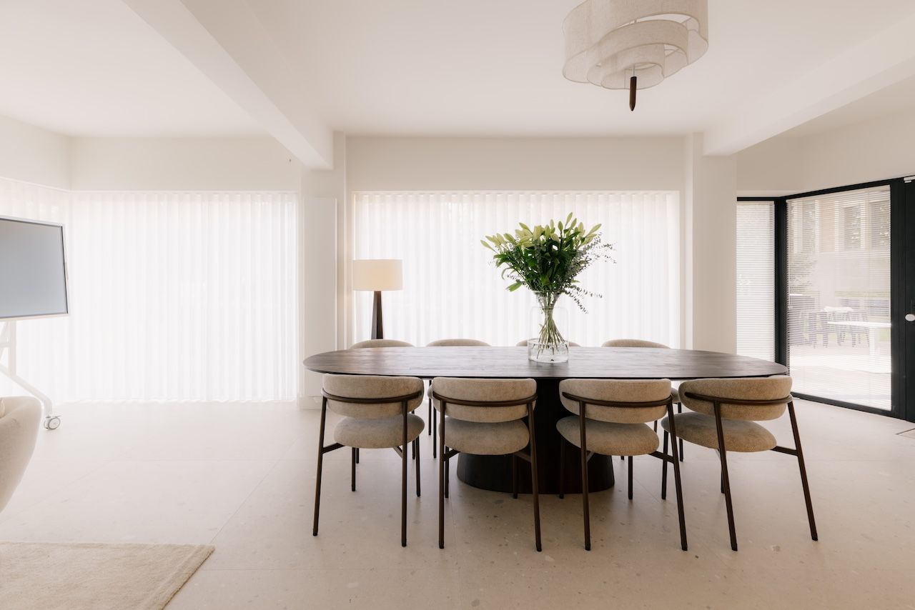 Vergadertafel met acht stoelen voor lichte gordijnen