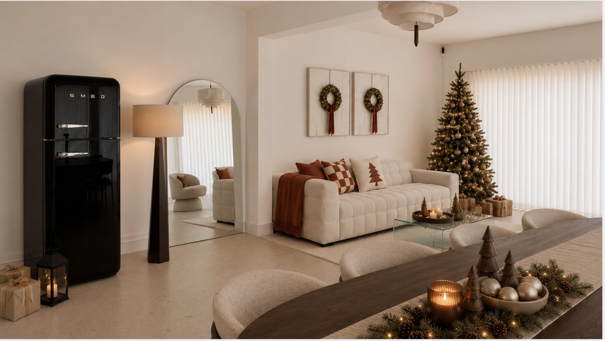 De studio in kerstsfeer met kerstboom, kransen, kaarsen en een gedekte tafel met dennengroen
